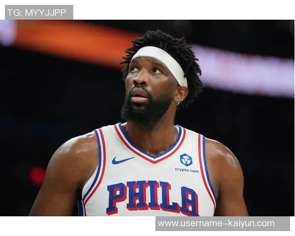 恩比德半场表现平平12投4中仅得13分9篮板2盖帽球队进攻效率堪忧